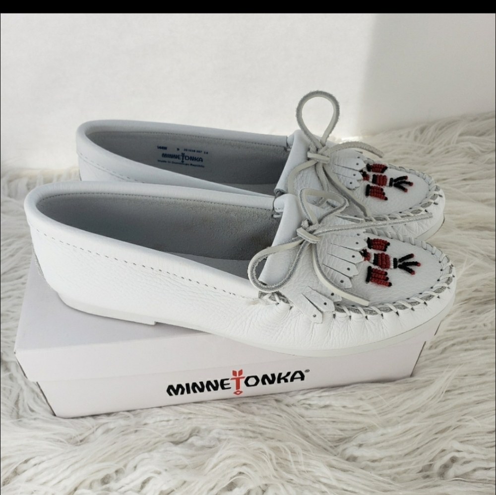 Minnetonka Moccasins Size 9W
